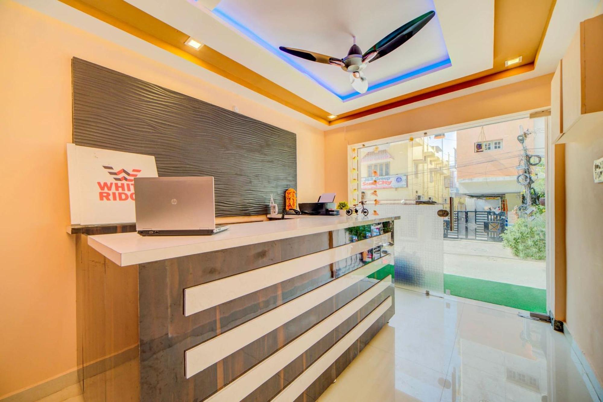 Oyo 40852白岭酒店 Sururnagar 外观 照片